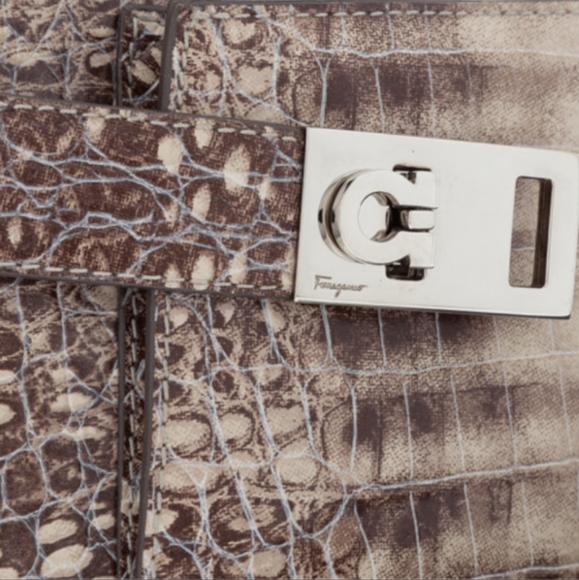 💯 Authentic Salvatore Ferragamo Python Leather Small Shoulder Bag - Picture 2 of 16